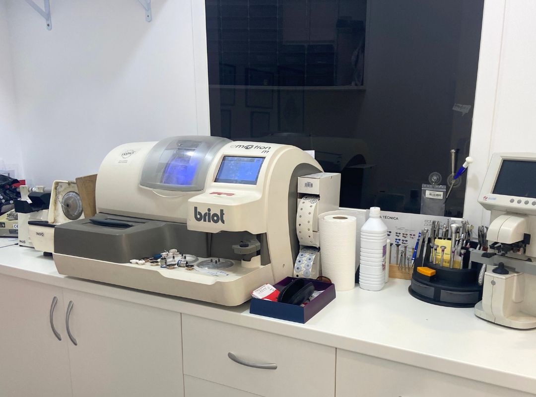 Taller de óptica en Puertollano para montaje y ajuste de gafas – Auralis
